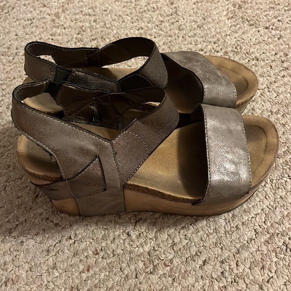 Pierre Dumas Wedges (Size 8 1/2) - Picture 3 of 16